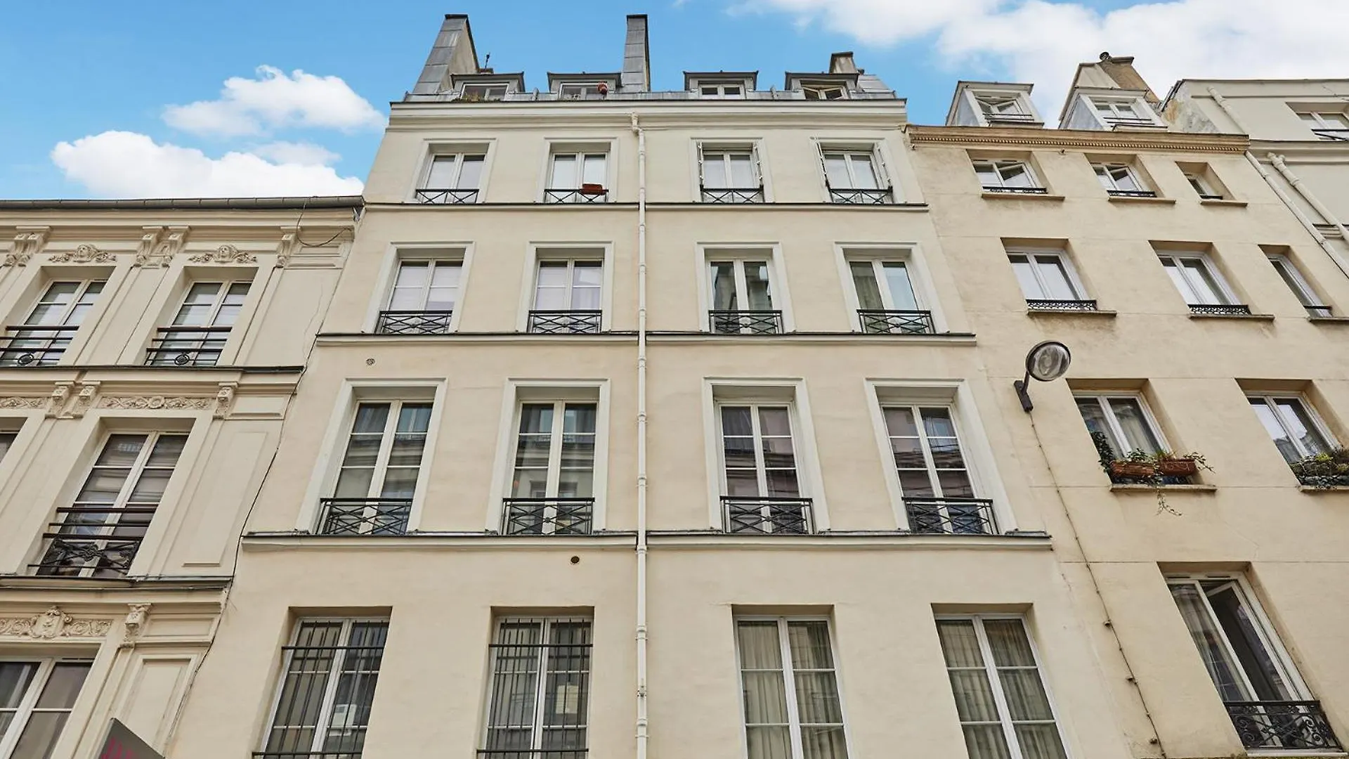 Apartment Center Of Paris By Studio Prestige